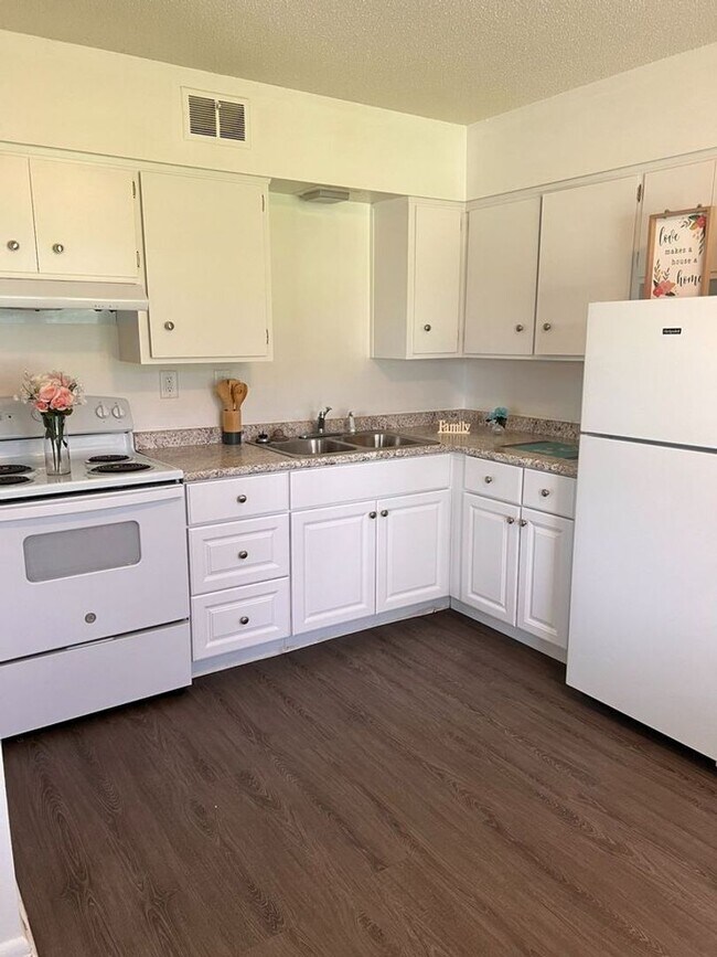 Building Photo - Gateway Hill Apartments