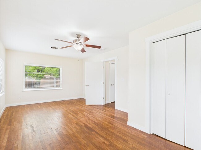 Building Photo - Charming 3-Bedroom Retreat with 2 Full Baths in the Heart of Fredericksburg!