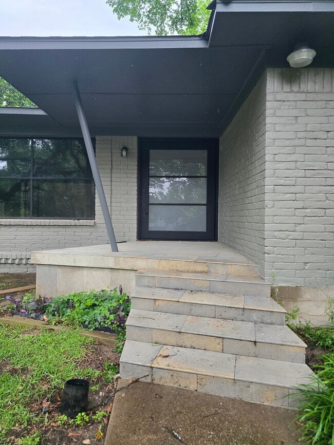 Building Photo - 8107 San Leandro Dr