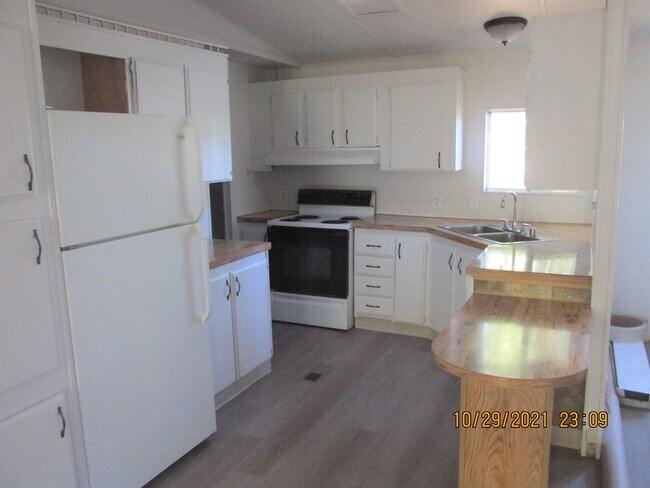 Building Photo - Country Living !  Huge lot !  3 bedroom an...