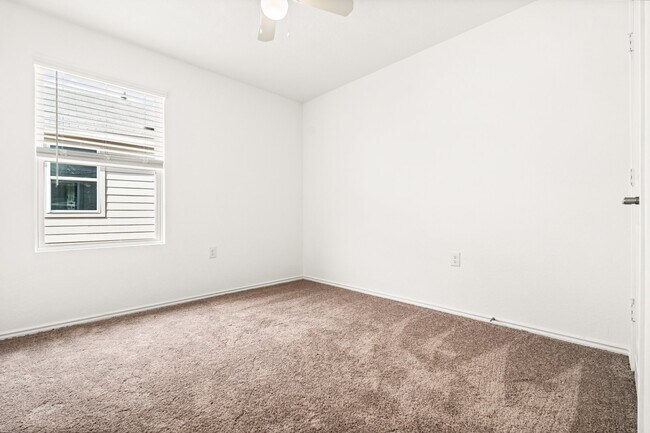 Building Photo - 10119 Ana Hts