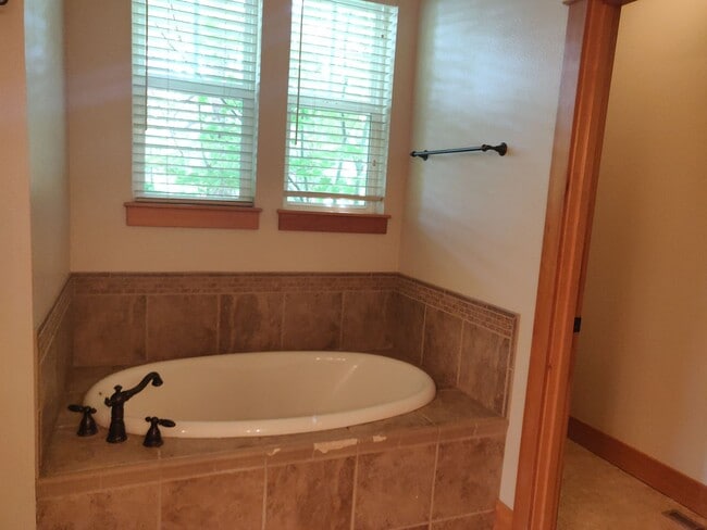 Building Photo - Charming 3x2.5 Modern Craftsman Home in NW Crossing with Private Backyard Oasis and Bonus Room Up...