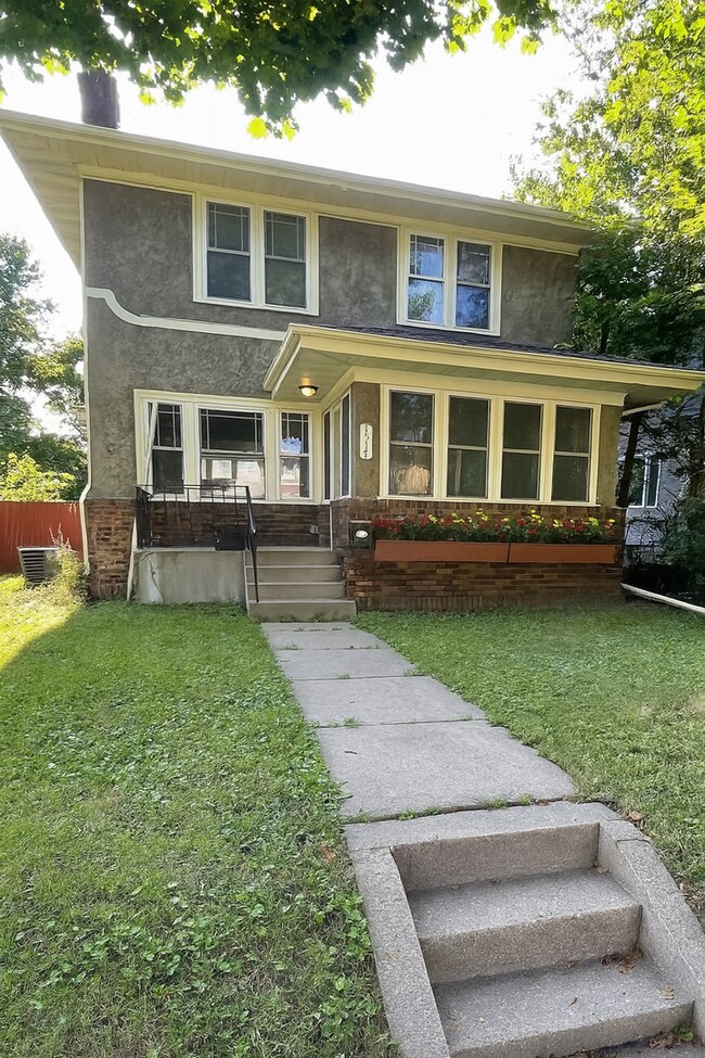 Building Photo - Immediate Move In- Beautiful 3 Bedroom Sin...