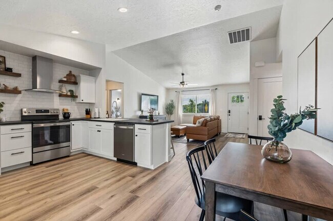 Building Photo - 44 S Sugar Ave