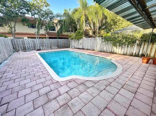 Building Photo - 3325 Oak Dr