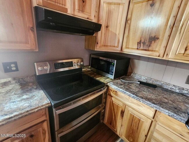 Building Photo - 880 Truckee Ln