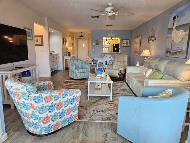 Building Photo - Seasonal Short-Term 2 Bedroom 2 Bathroom Second Floor Condo in Mission Lakes!