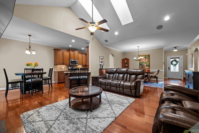 Building Photo - 1923 Strathmore Dr