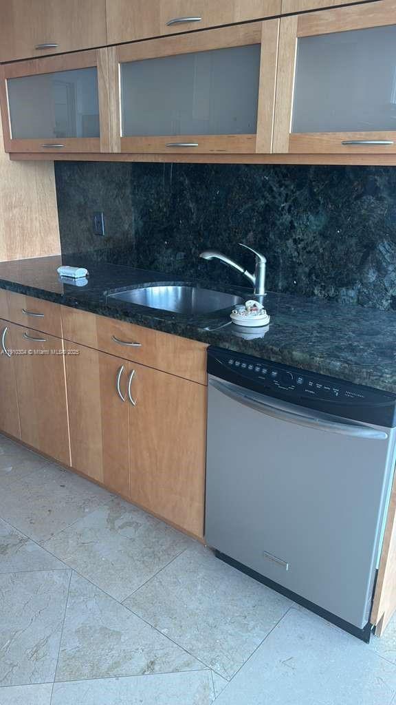 Building Photo - 5025 Collins Ave