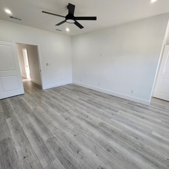 Building Photo - Room in Duplex on Wendelkin St