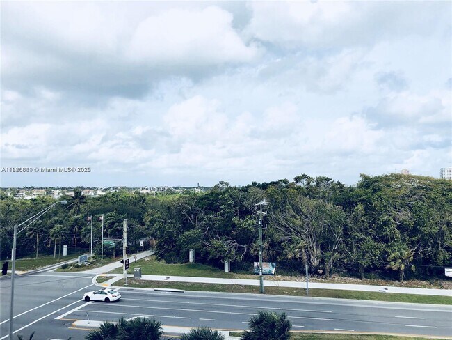 Building Photo - 3000 E Sunrise Blvd
