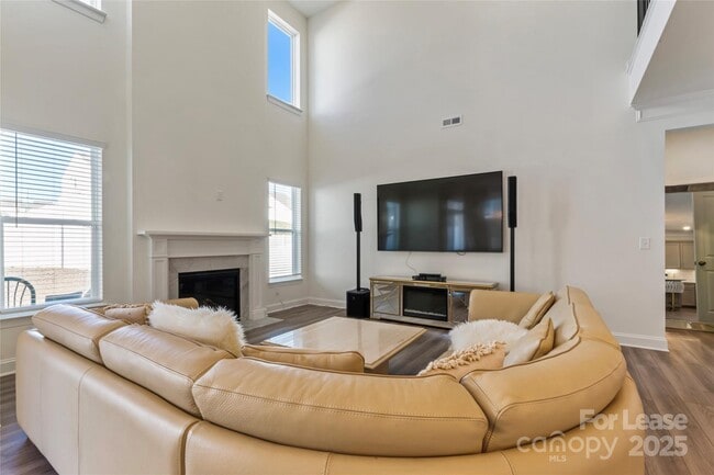 Building Photo - 116 Farrier Ln