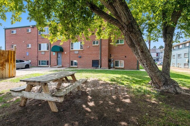 Building Photo - 5605 W Warren Ave