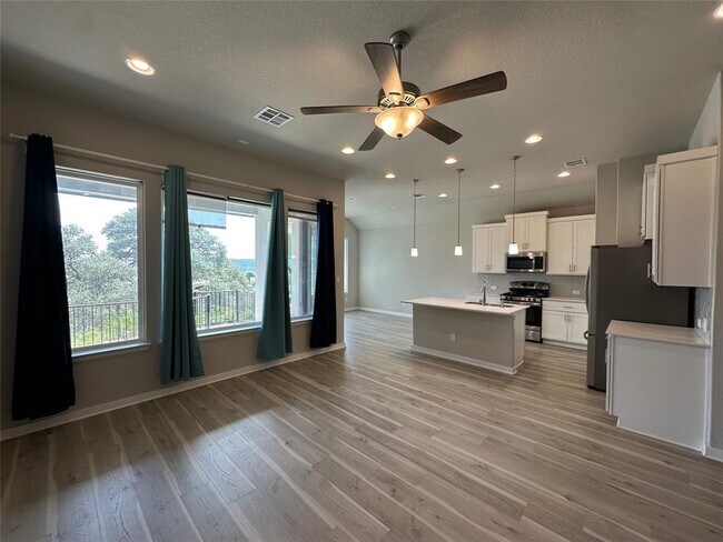 Building Photo - 441 Saturnia Dr