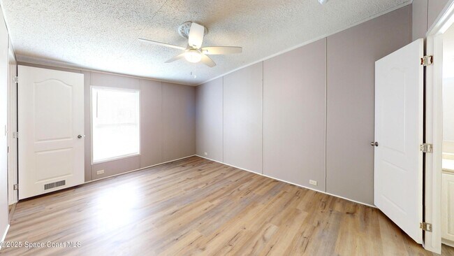 Building Photo - 709 Lark Dr