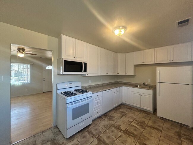 Building Photo - 3BD/1BA Home with Newly Remodeled Kitchen
