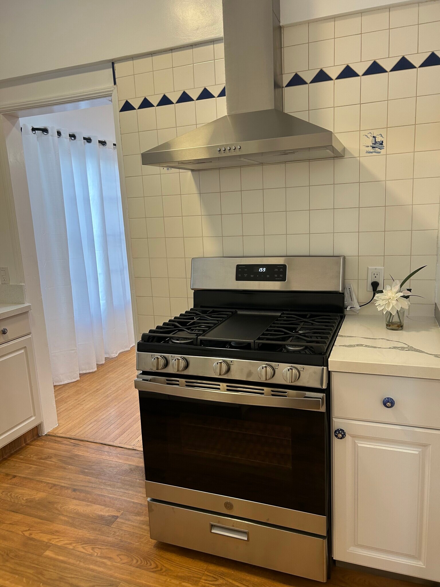 Building Photo - 850 S Kenmore Ave