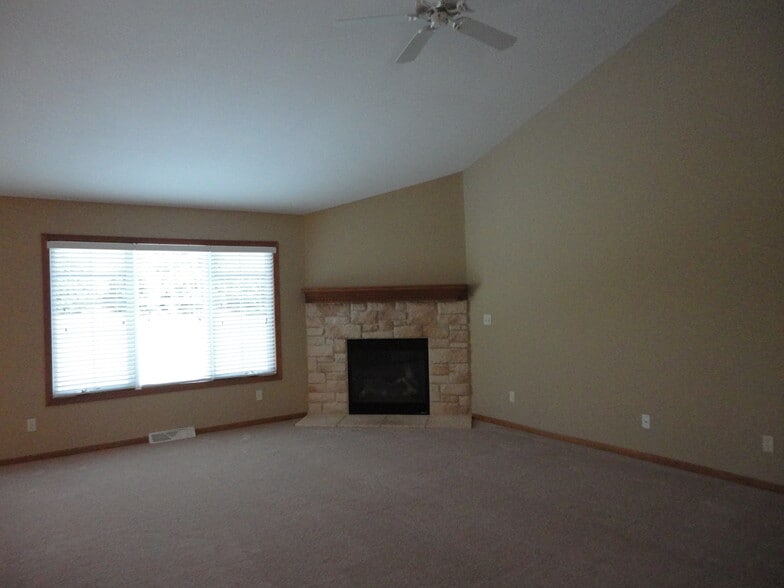 Building Photo - 338 Ponderosa Dr