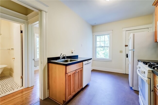 Building Photo - 294 Laburnam Crescent