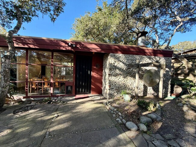 Building Photo - Unique 2 bedroom 2 bath home in Pacific Grove!