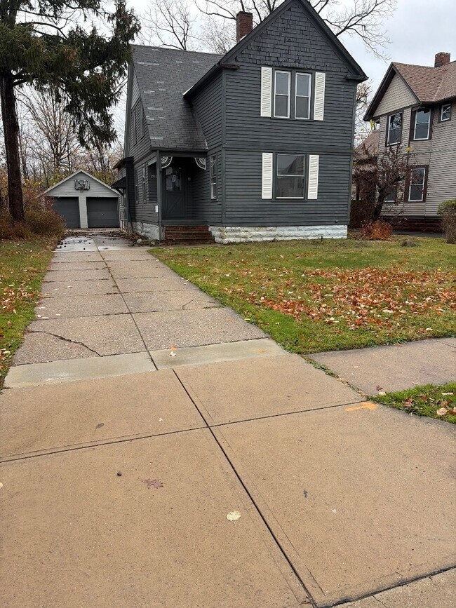 Building Photo - 1541 E 212th St