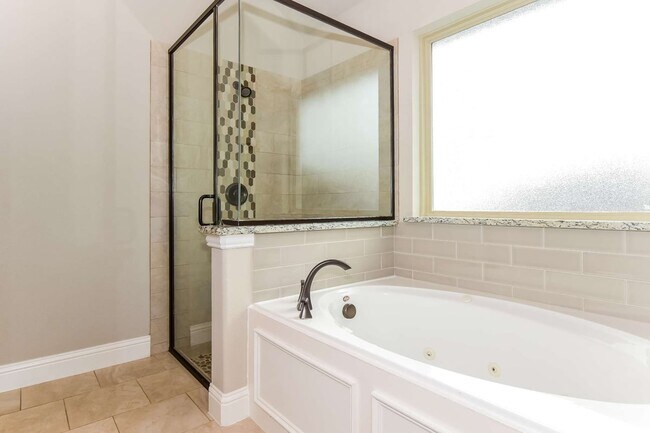 Building Photo - 309 Peachtree Ln