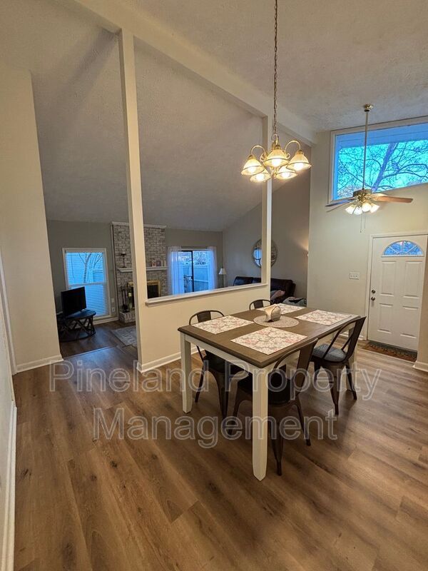 Building Photo - 2012 Lakemeadow Dr