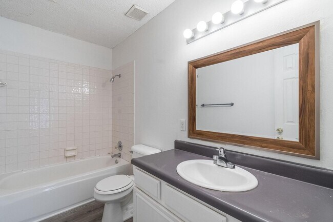 Building Photo - Spacious duplex in Fayetteville!