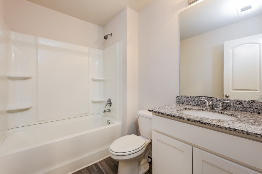 Building Photo - 161 Queens Cir