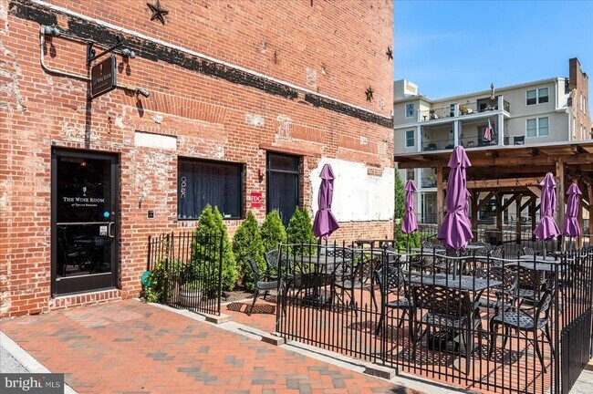 Building Photo - 402 S Loudoun St