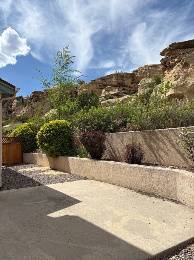 Building Photo - Don't miss this three bed two bath with a view!