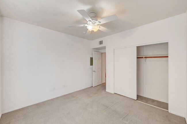 Building Photo - Great 2 bedroom 2 bathroom condo in gated community in Summerlin!