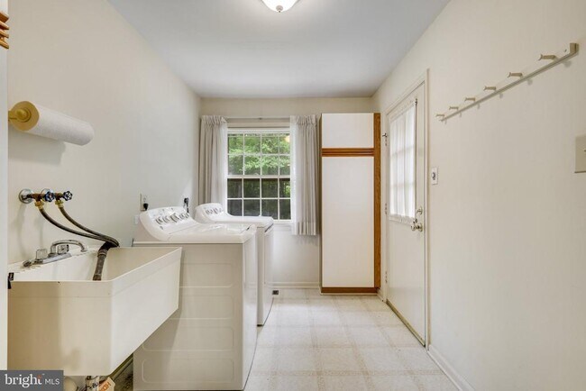 Building Photo - 1427 Laurel Hill Rd