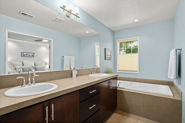Building Photo - 2-bedroom/2.5-bathroom Townhouse, in the heart of Arbor Villebois