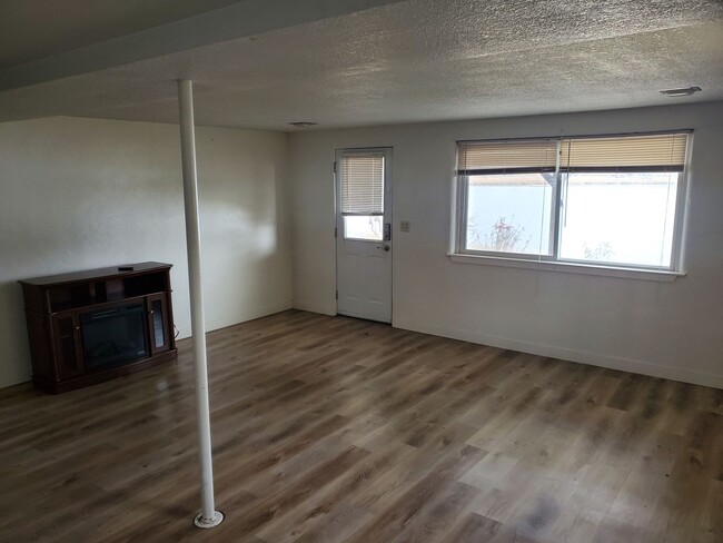 Building Photo - 2 Bedroom 1 Bath Lakefront w/all utilities...