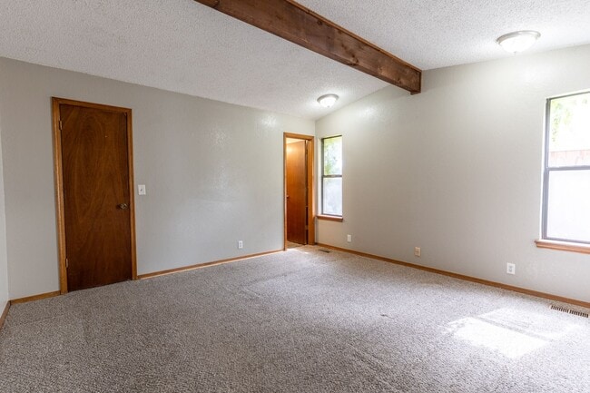 Building Photo - Cute Yukon Home