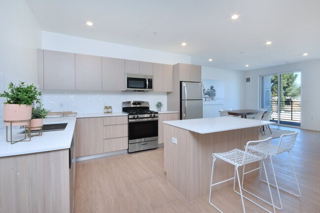 Building Photo - Luxury Apartments - Move In Special