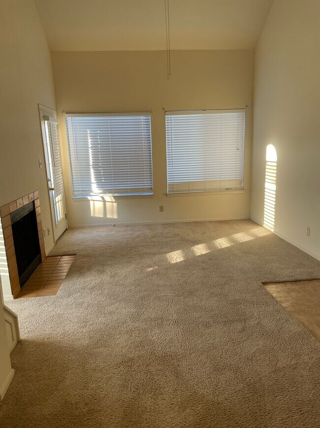 Building Photo - 2 bedroom 2 full bath loft condo, washer and dryer included