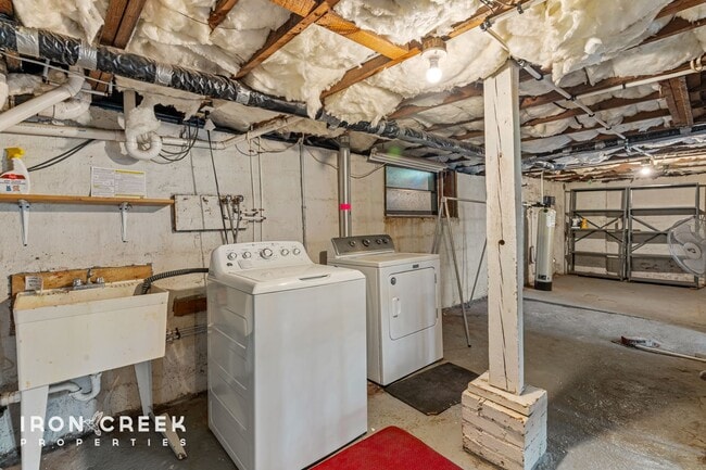 Building Photo - Charming Craftsman Home with Modern Conven...