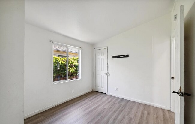 Building Photo - Charming Laurel District Apartment with Mo...