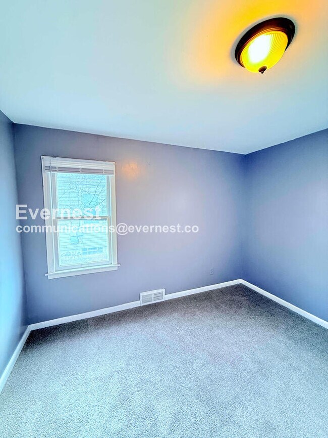 Building Photo - 3 Bed/1 Bath Home with Detached Garage / Vouchers Accepted / Available Now!