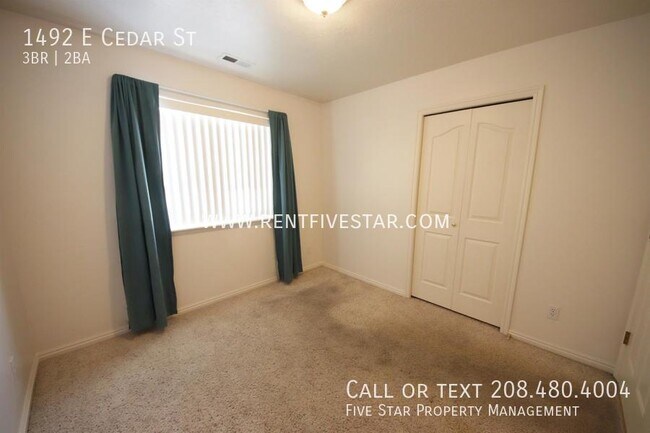 Building Photo - Beautiful Home Available in Central Pocate...