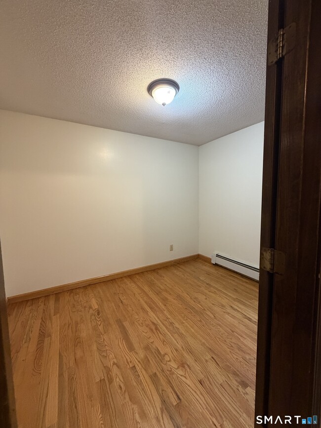 Building Photo - 8 Brook Ln