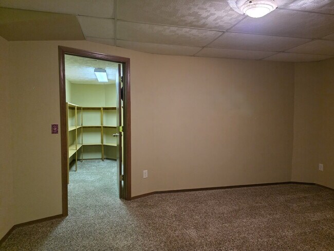Building Photo - Multi generational Home New London