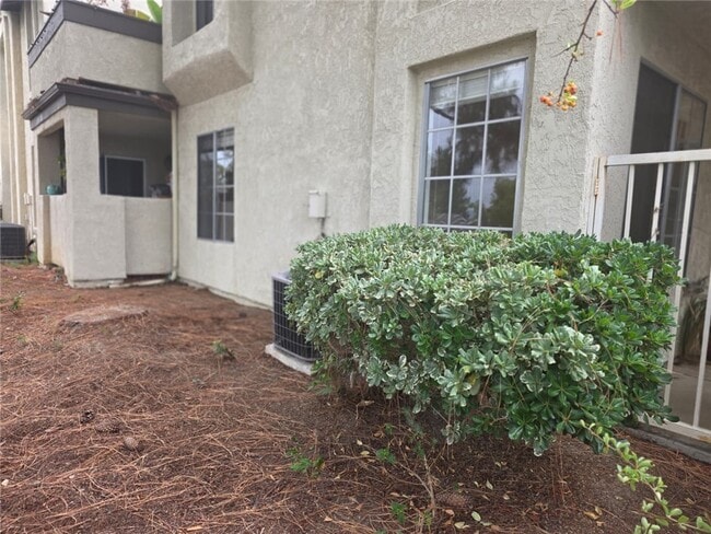 Building Photo - 23395 La Crescenta