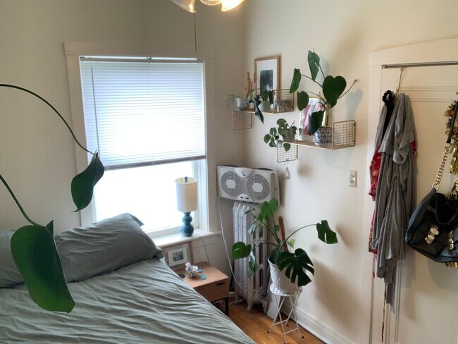 Building Photo - Sun-drenched Roscoe Village