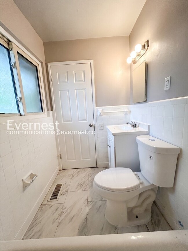 Building Photo - 560 Jamaica Pl