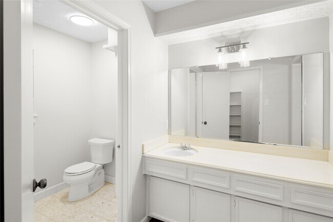 Building Photo - 731 Rustyleaf Ln