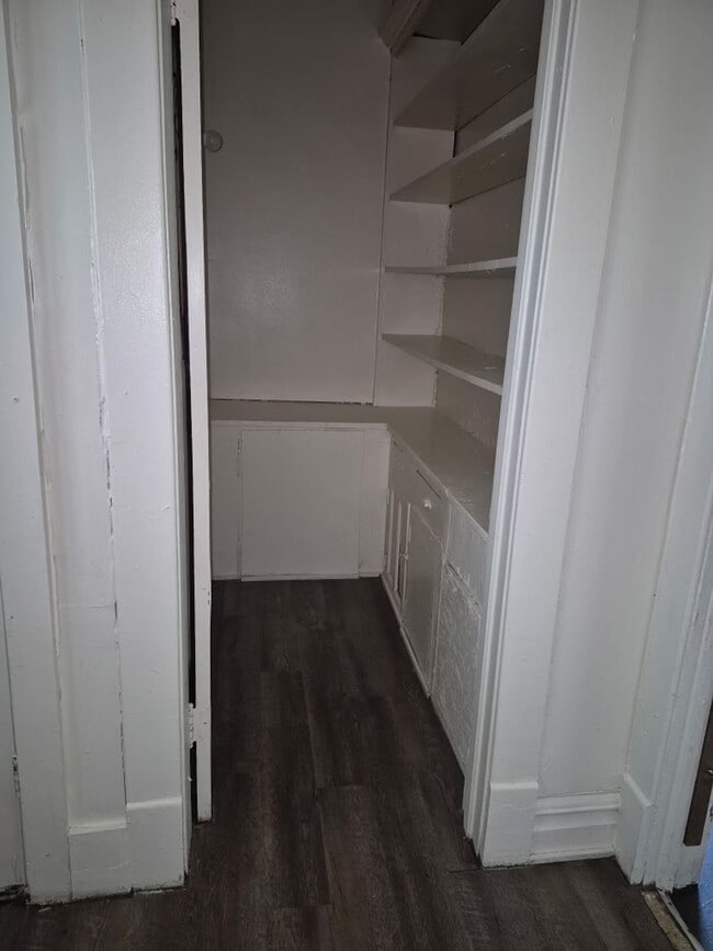 Building Photo - Spacious 4-Bedroom Upper Duplex with Yard