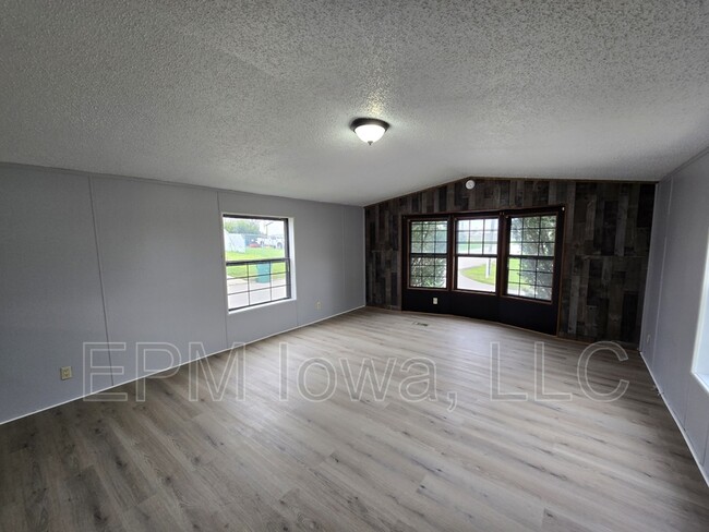 Building Photo - 700 W Ridgeway Ave